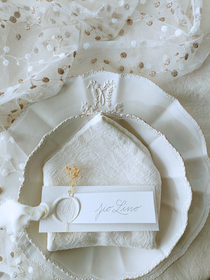 segnaposti calligrafati e decorati a mano