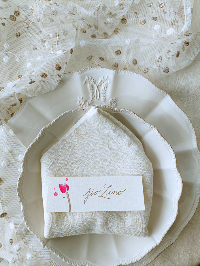 segnaposti calligrafati e decorati a mano