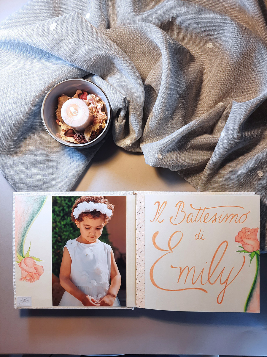 album fotografico creativo scrapbooking eventi battesimo cresima laurea comunione anniversario pensionamento diciottesimo compleanno calligrafato e decorato a mano