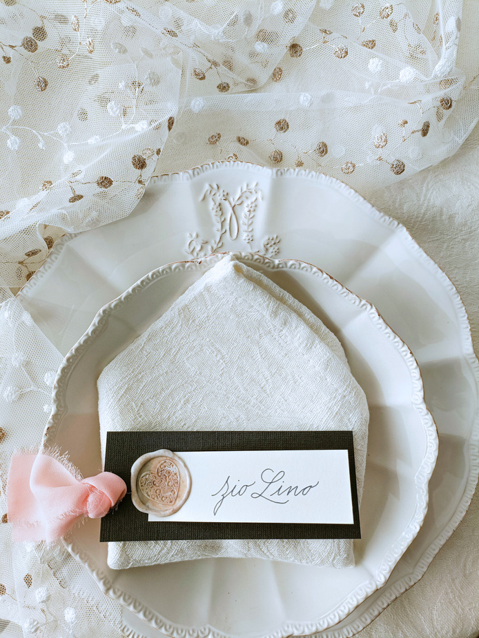 segnaposti calligrafati e decorati a mano