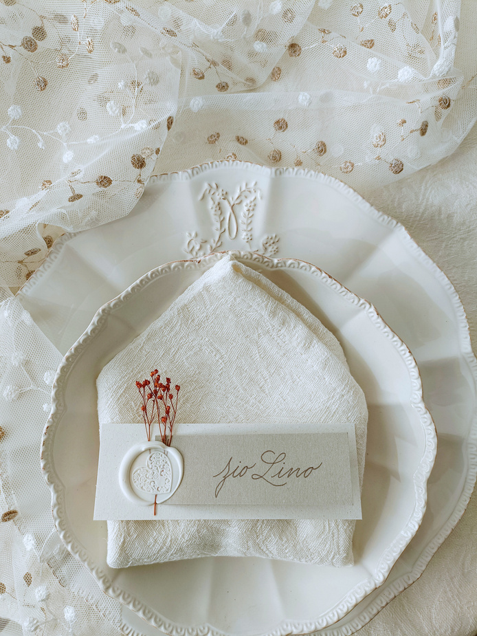 segnaposti calligrafati e decorati a mano