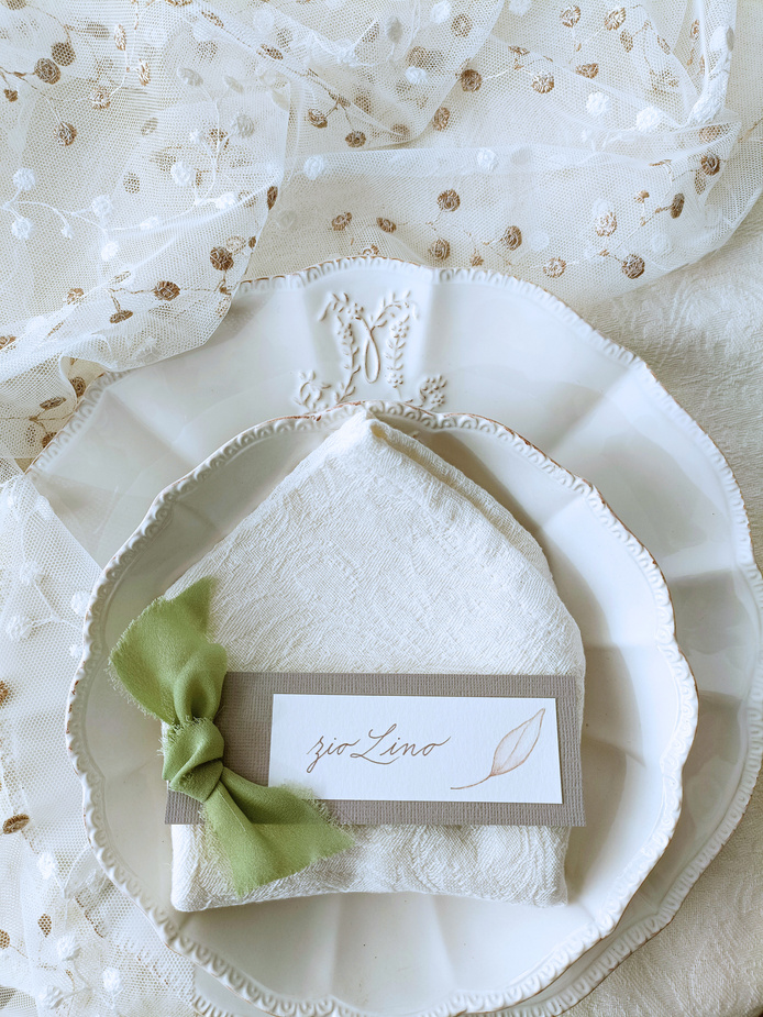 segnaposti calligrafati e decorati a mano