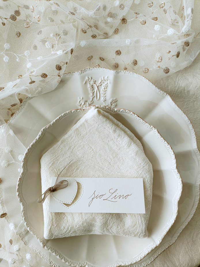 segnaposti calligrafati e decorati a mano