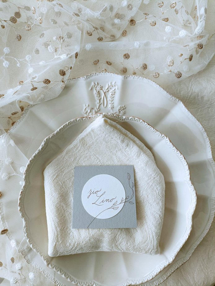 segnaposti calligrafati e decorati a mano