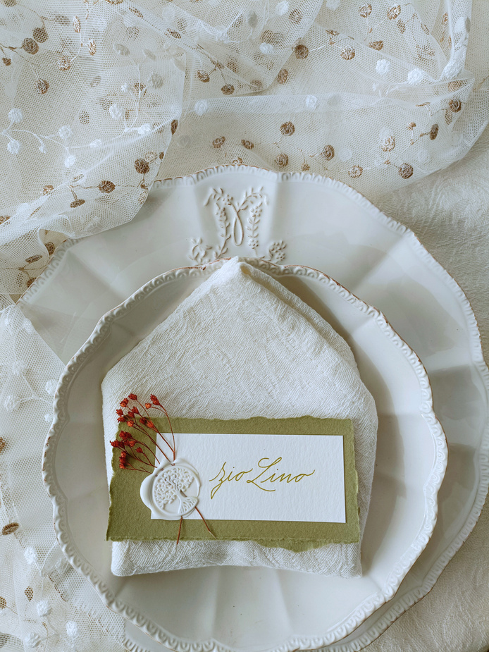 segnaposti calligrafati e decorati a mano