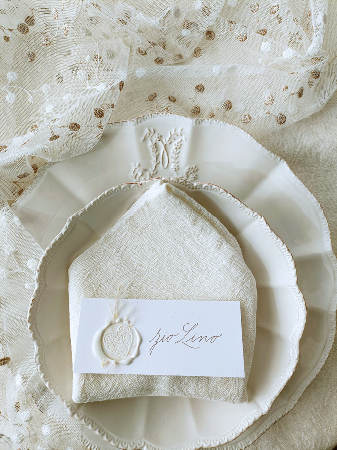 segnaposti calligrafati e decorati a mano