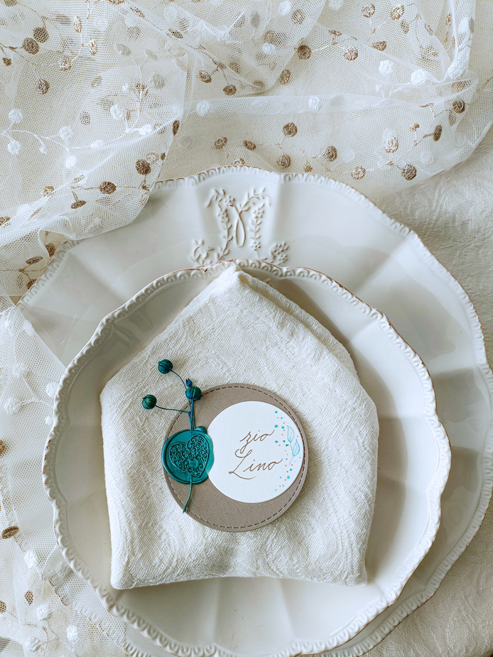 segnaposti calligrafati e decorati a mano